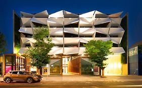 Modern 2 Bedroom Apartment At City With Free Parking